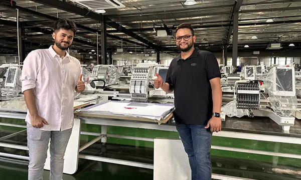 Foreign friends come to visit the factory